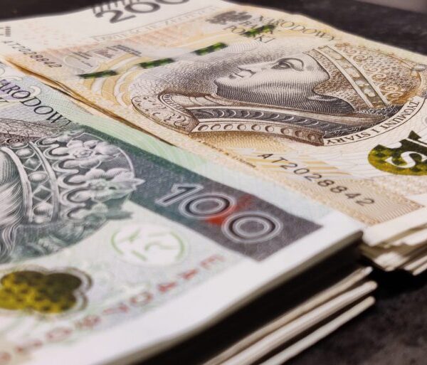 Stos banknotów o nominałach 100 i 200 złotych