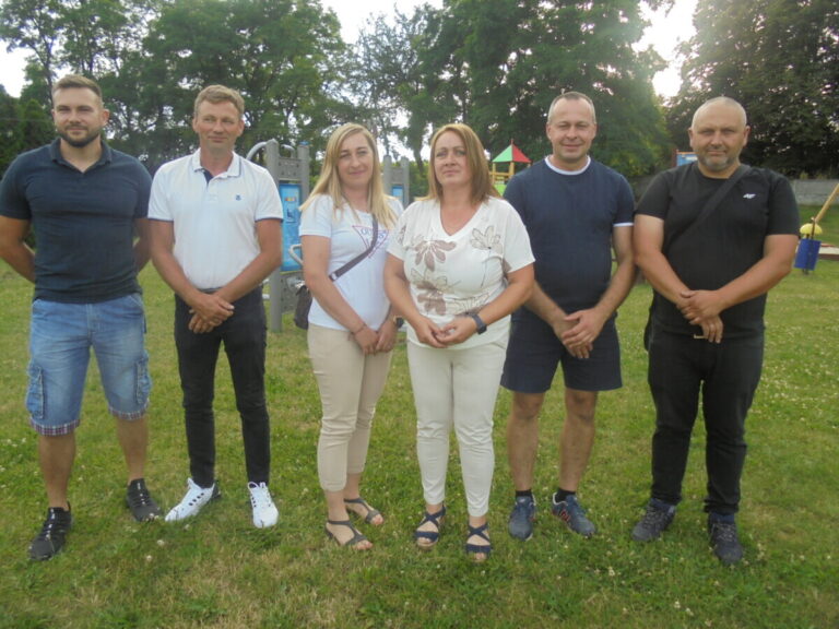 Rada sołecka wsi Pysząca. Stoją od lewej: Hubert Jachnik, Jacek Suska, Małgorzata Wojciechowska, sołtys - Agnieszka Śniegocka, Przemysław Górny i Roman Wachowicz