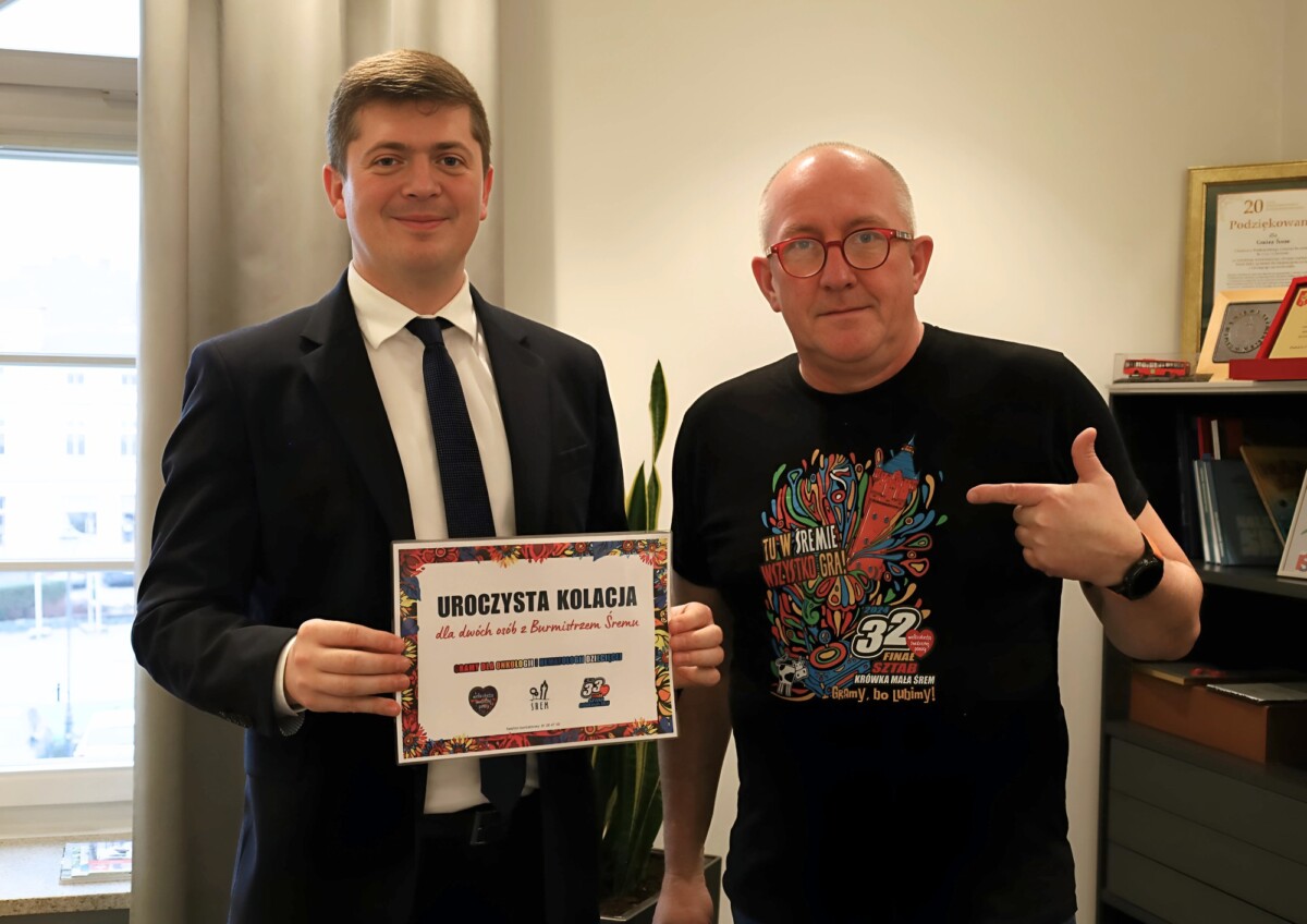Burmistrz Śremu przekazał na 33. Finał WOŚP wyjątkowy voucher / zdjęcie: facebook.com/GminaSrem