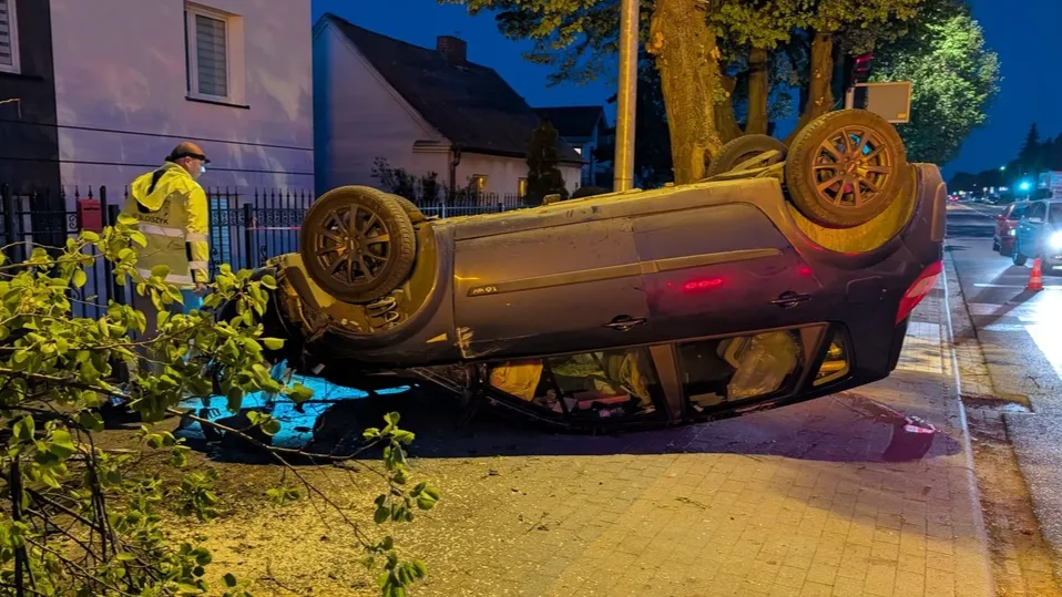 Dachowanie na ul. Gostyńskiej. Kierowca trafił do szpitala