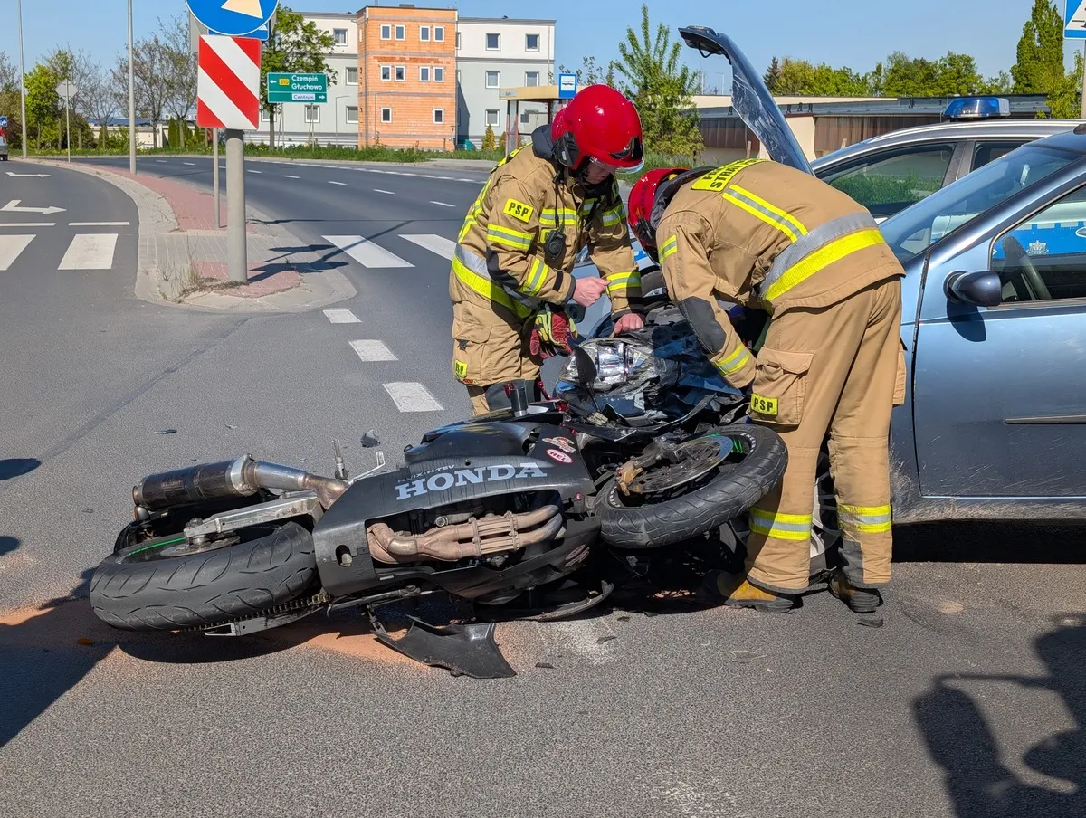 Zderzenie auta z motocyklem w Śremie. Motocyklista trafił do szpitala