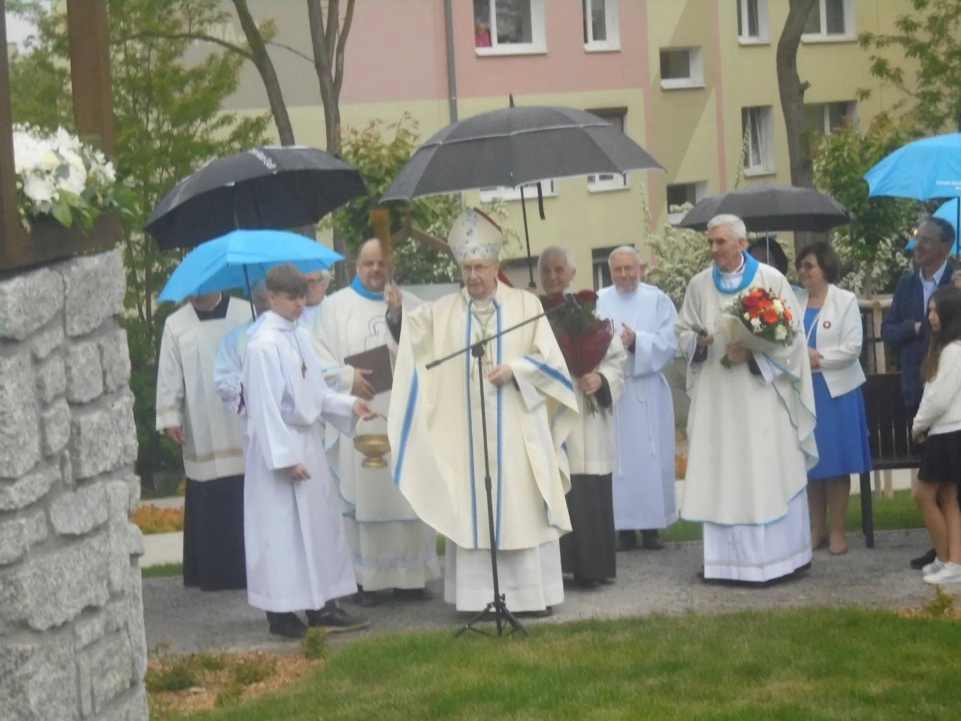 Arcybiskup senior Stanisław Gądecki poświęcił Park Różańcowy w Śremie