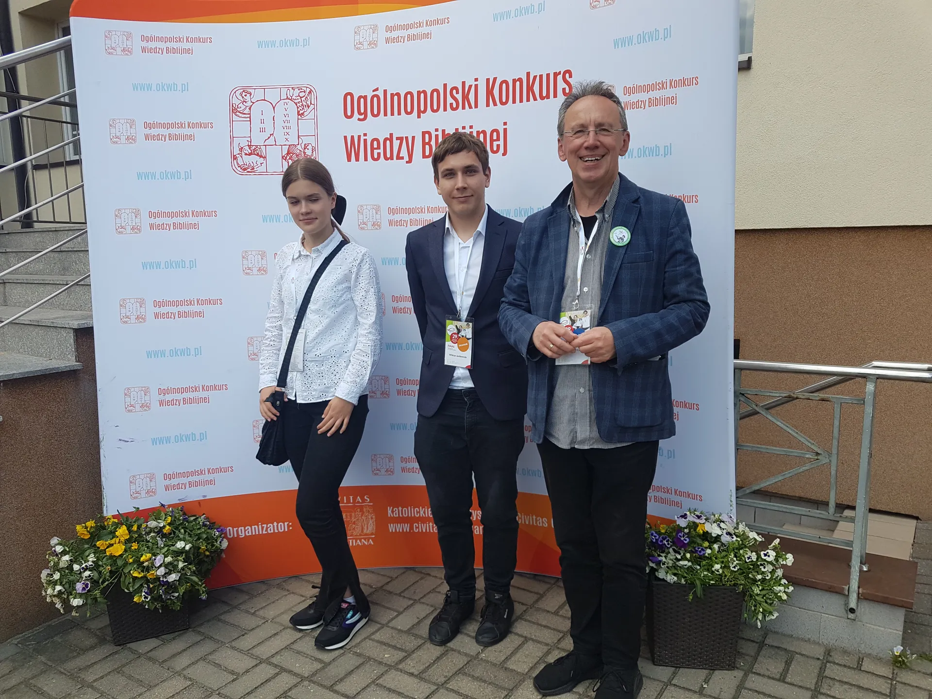 Wiktor Jankowski i Agata Adamska, uczniowie Liceum Ogólnokształcącego w Śremie oraz katecheta Janusz T. Skotarczak, który sprawował merytoryczną opiekę nad uczniami